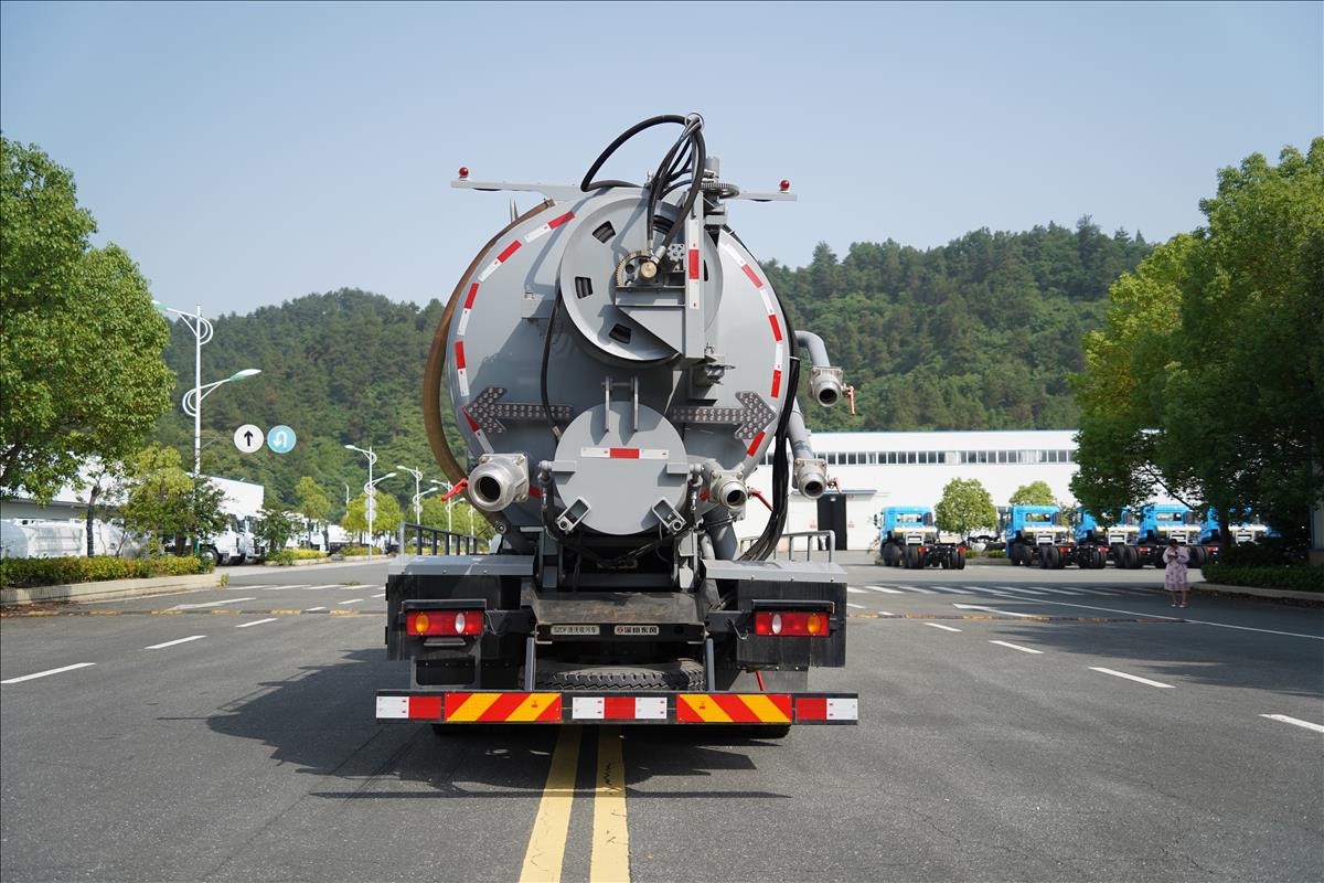 18T清洗吸污車(chē)