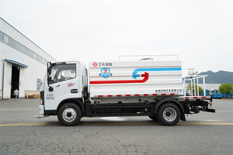 東風(fēng)股份D6藍(lán)牌灑水車(chē) 7方（燃油車(chē)）