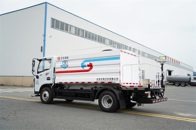東風(fēng)股份D6藍(lán)牌灑水車(chē) 7方（燃油車(chē)）