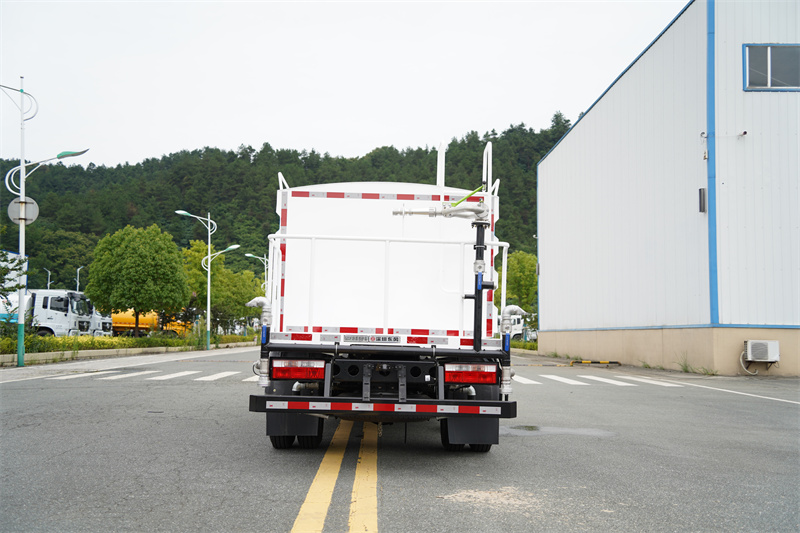 東風(fēng)股份D6藍(lán)牌灑水車(chē) 7方（燃油車(chē)）