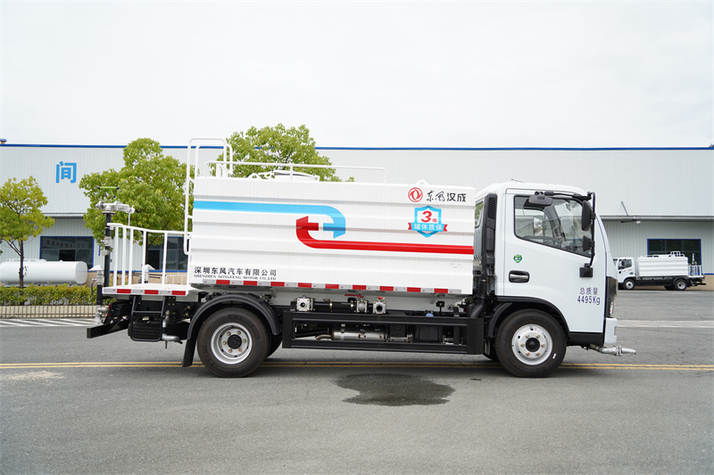 東風(fēng)股份D6藍(lán)牌灑水車(chē) 7方（燃油車(chē)）