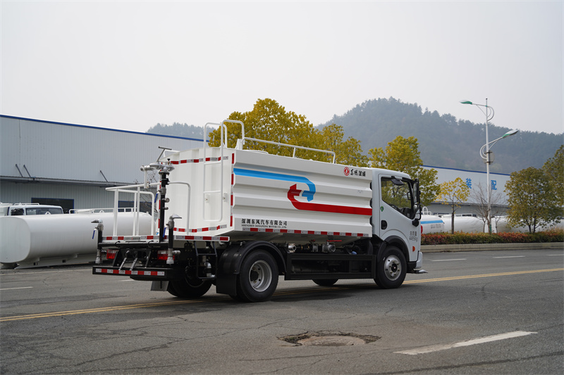 東風(fēng)股份K6藍(lán)牌灑水車 7方（燃油車）